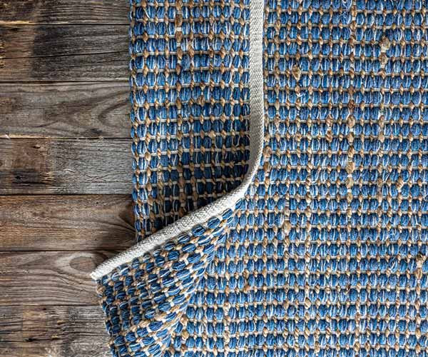 Bord d'un tapis qui nécessite d'être redresser