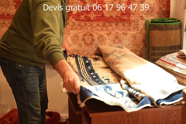 Déballage d'un tapis persans blanc