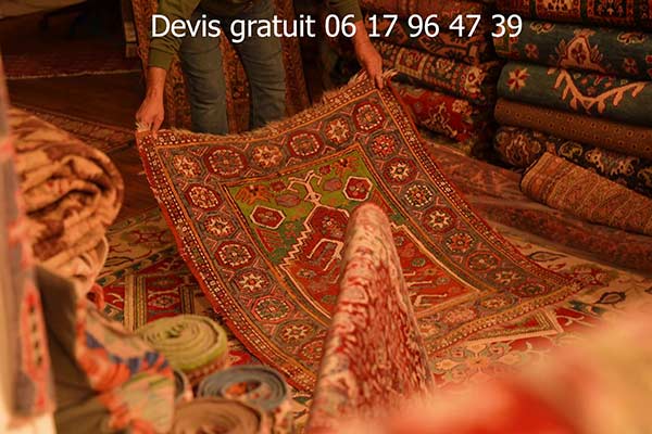 Tapis persan ancien : comment restaurer ses bords ? Débarrassage de poussière sur un tapis persans