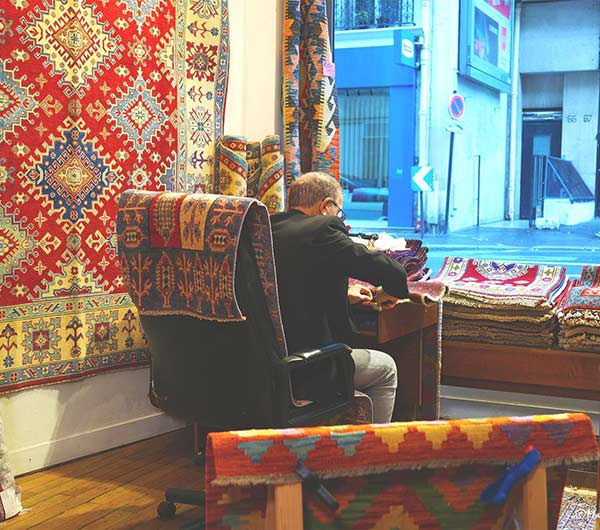 Déroulement de la réparation d’un tapis à l’atelier