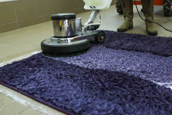 Entretien tapis à long poils dans un atelier à paris