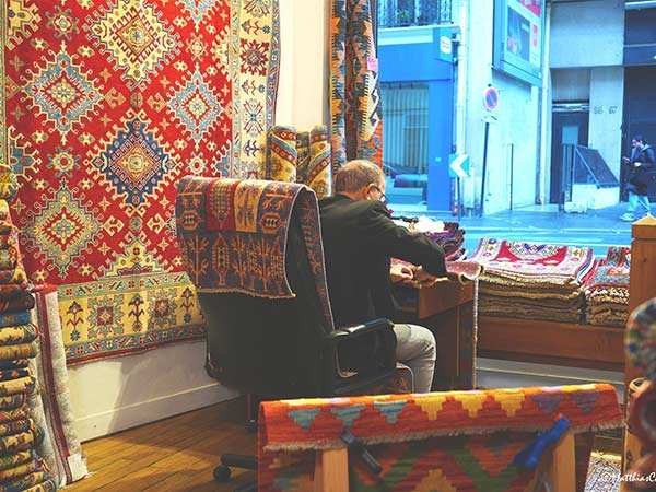 Tapis persan ancien : comment restaurer ses bords ? Espace de travail d’un artisan professionnel
