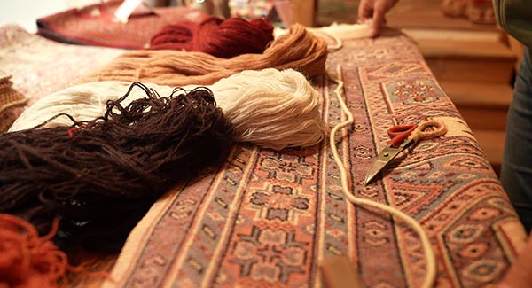 Où trouver un tapis oriental pas cher ? Finition d’un tapis en réparation
