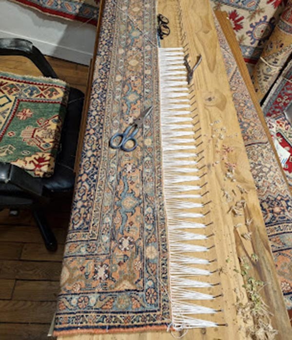 Fixation pour le retissage des franges d'un tapis