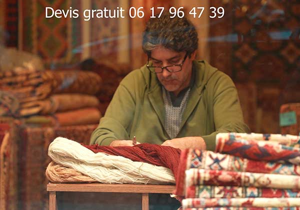 Inspection avant de nettoyer un tapis en laine