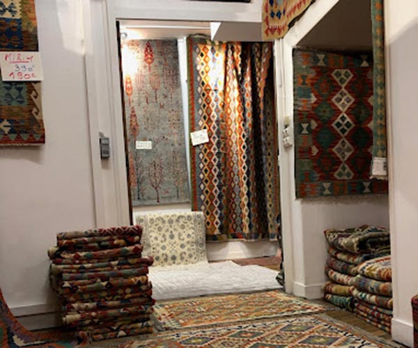 Quel magasin de tapis à Paris choisir ? Intérieur magasin de tapis