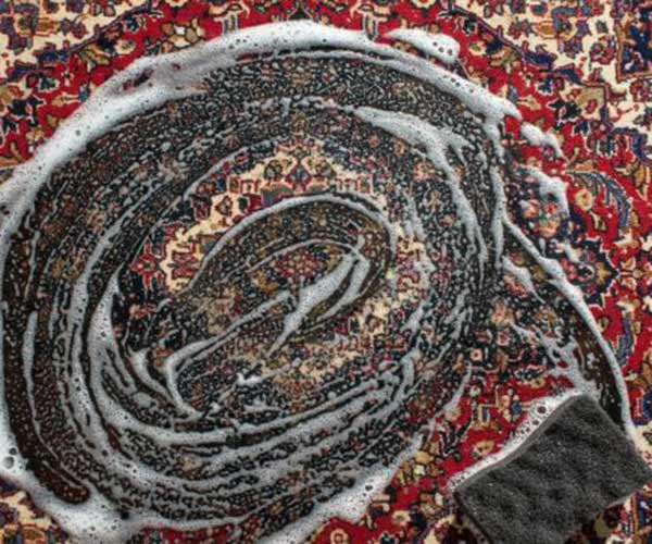 Lavage au savon noir comme solution de nettoyage pour tapis