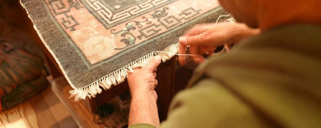 Méthode pour redresser les bords d'un tapis