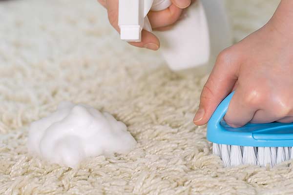 Comment nettoyer un tapis blanc devenu gris ? Mousse nettoyant