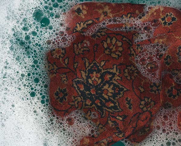 Nettoyage à la main d'un tapis