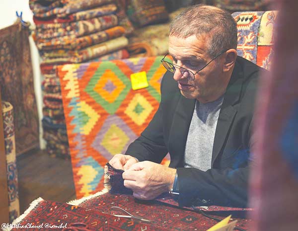 Comment restaurer un tapis iranien ancien ? Nettoyage artisanal