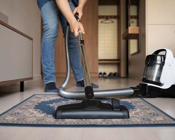 Comment entretenir un tapis d’Orient Naïn ? Nettoyage de tapis d'Orient nain par aspirateur