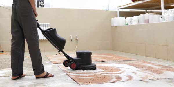 Nettoyage de tapis par monobrosse