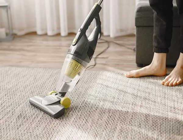 Bicarbonate de soude pour tapis : comment l’utiliser efficacement ? Nettoyage du bicarbonate de soude résiduel
