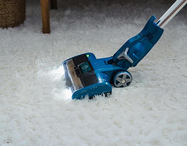 Nettoyer un tapis blanc à poils longs : guide pratique Nettoyage d’un tapis blanc à poils longs avec aspirateur