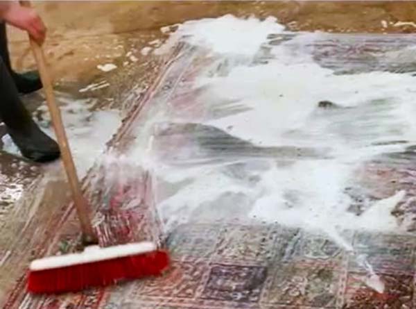 Bicarbonate de soude pour tapis : comment l’utiliser efficacement ? Nettoyage professionnel d'un tapis
