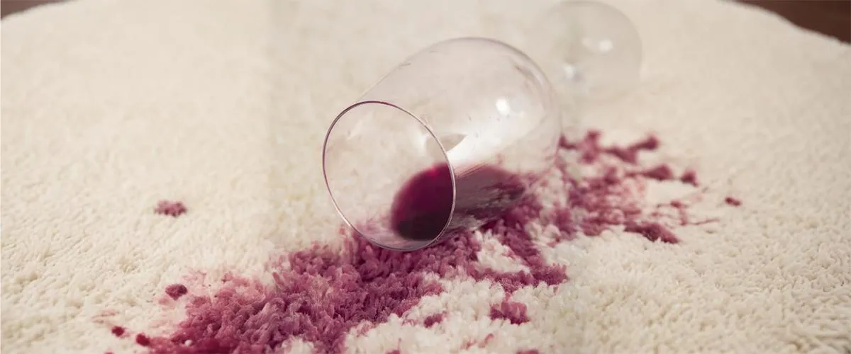 Nettoyer une tache de vin sur un tapis
