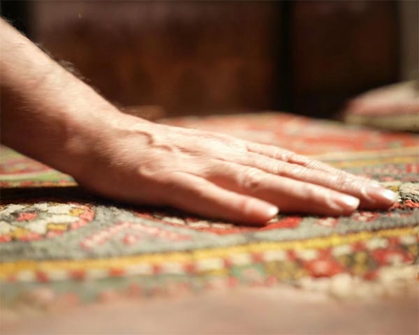 Observation des fibres avant la réparation du tapis berbère ancien