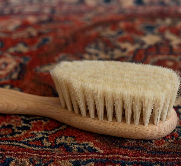 Outils pour nettoyage douce d'un tapis en laine