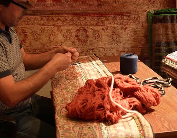 Tapis persan ancien : comment restaurer ses bords ? Préparation d’un tapis persans ancien