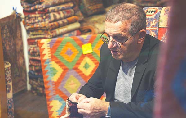 Pro du nettoyage de tapis en laine fait main