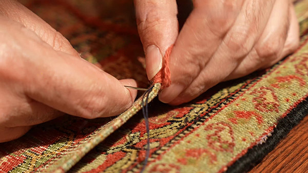 Recousage et renfort des bords de tapis