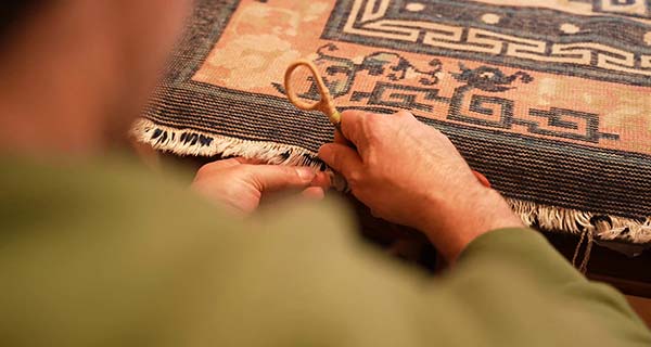 Comment entretenir un tapis d’Orient Naïn ? Réparation de la frange d’un tapis d’Orient