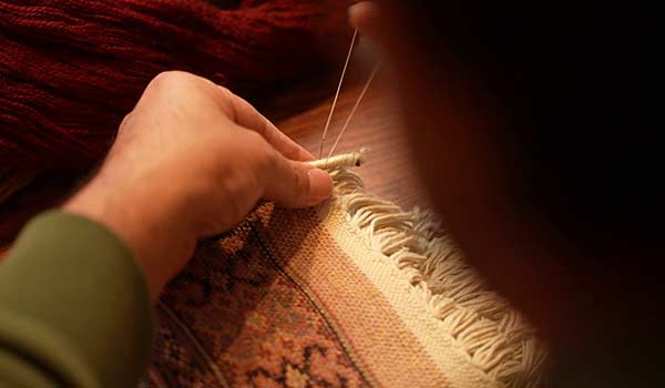 Tapis persan ancien : comment restaurer ses bords ? Réparation des franges d’un tapis persans ancien