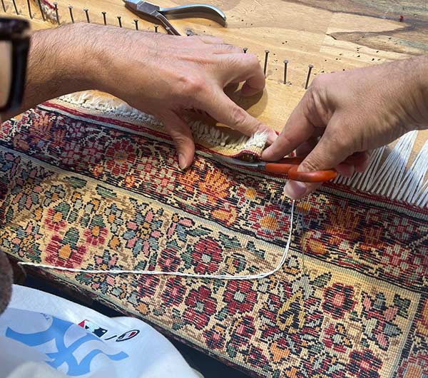 Reprise des lisières sur un tapis tissé plat