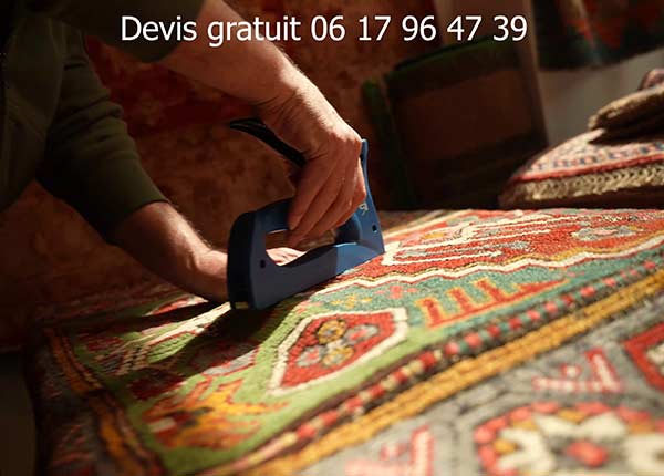 Retissage à l’identique pour restaurer un tapis déchiré