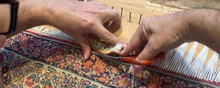 Réparation Tapis - Franges, lavage, lisières, trous... Retissage des franges d'un tapis