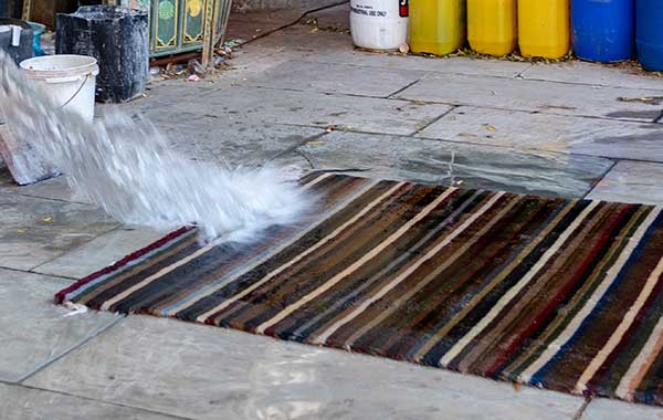Rinçage lors d'un nettoyage de tapis d'Orient