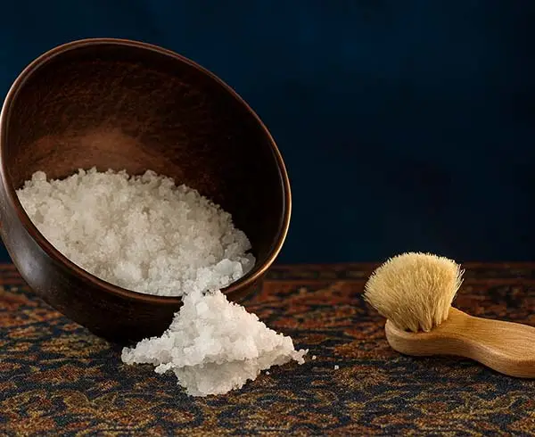 Bicarbonate de soude pour tapis : comment l’utiliser efficacement ? Saupoudrage de bicarbonate de soude pour tapis