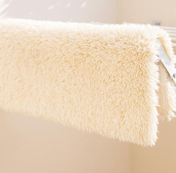 Nettoyer un tapis blanc à poils longs : guide pratique Séchage après nettoyage d’un tapis blanc à poils longs
