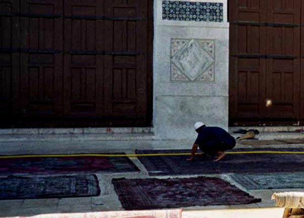 Laver un tapis à grande eau : bonne idée ou erreur fatale ? Séchage tapis air libre