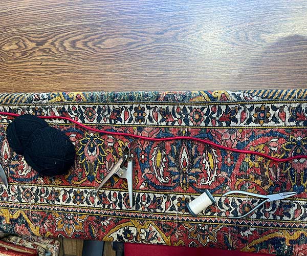 Sélection des matériaux pour réparer les bords d’un tapis effiloché