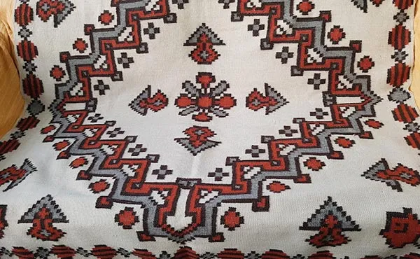 Bicarbonate de soude pour tapis : comment l’utiliser efficacement ? Tapis blanc nettoyé chez Tapis du Luxembourg