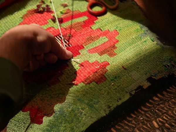 Technique artisanale pour redonner vie à un tapis usé