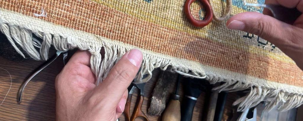 Technique pour réparer les bords d'un tapis effiloché