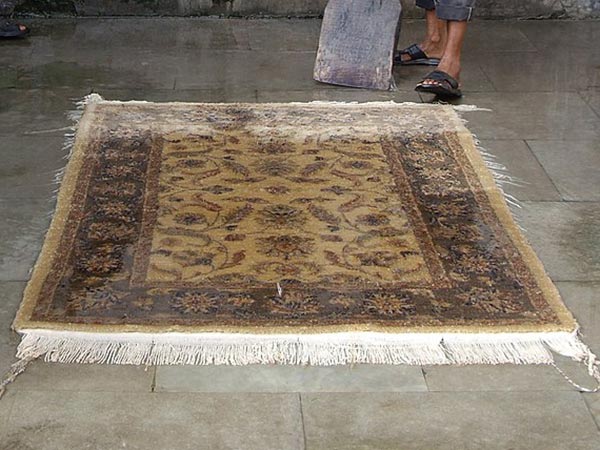 Laver un tapis à grande eau : bonne idée ou erreur fatale ? Techniques pour laver un tapis à grande eau