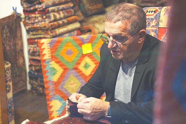  Un pro dans une entreprise spécialisée en réparation de tapis 