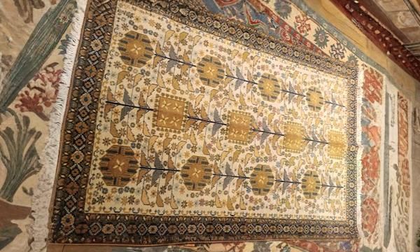 Pourquoi le tapis d’Orient beige séduit les intérieurs modernes ? Un tapis d’Orient beige authentique