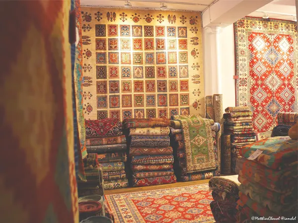 Comment choisir le tapis d’Orient noir parfait pour votre intérieur ? Collection tapis orientaux salle expo
