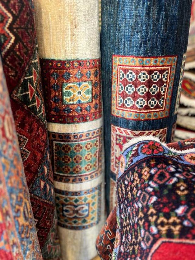 Tapis d'Iran à motifs carrés, couleurs ravivées après une restauration