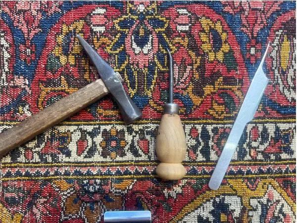 Comment reconnaître la qualité d’un tapis iranien avant d’en acheter ? outils reparation tapis oriental