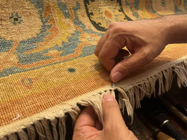 Comment reconnaître la qualité d’un tapis iranien avant d’en acheter ? reparation franges tapis oriental a la main
