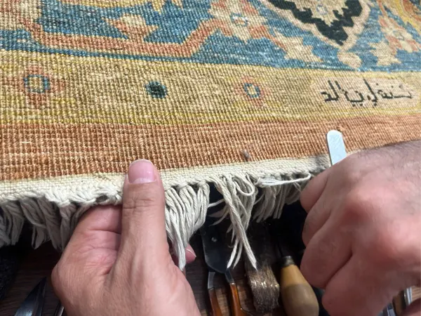 Comment choisir le tapis d’Orient noir parfait pour votre intérieur ? restauration bordure tapis franges usees