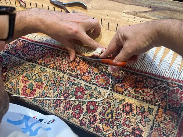 Comment choisir le tapis d’Orient noir parfait pour votre intérieur ? Restauration bordure tapis persan noue main