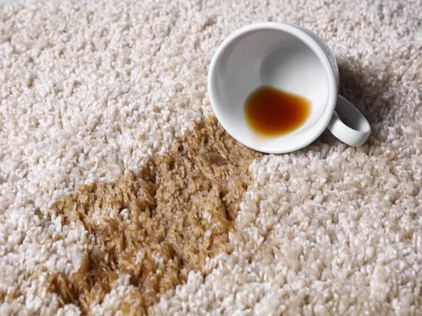 Tache de boisson chaude sur un tapis