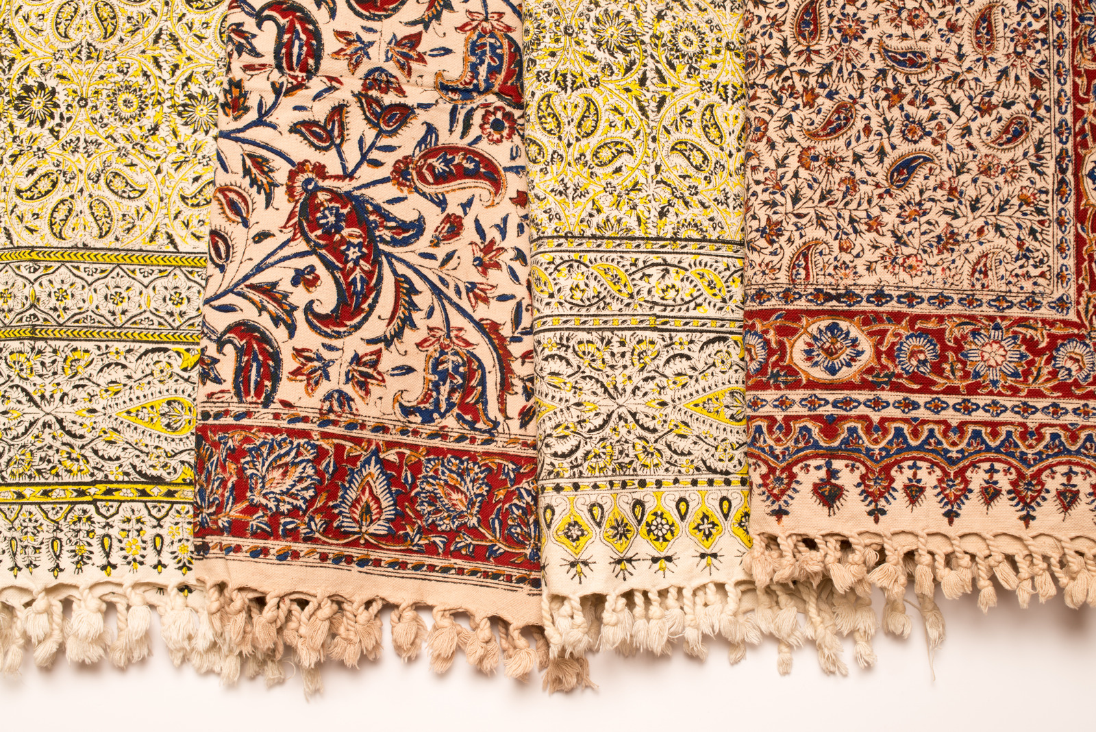 Comment reconnaître la qualité d’un tapis iranien avant d’en acheter ? tapis-iranien bordures rouges et jaunes franges